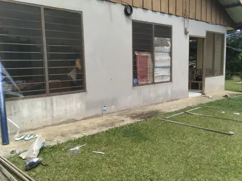 pasang pelastik di jendela sebelum