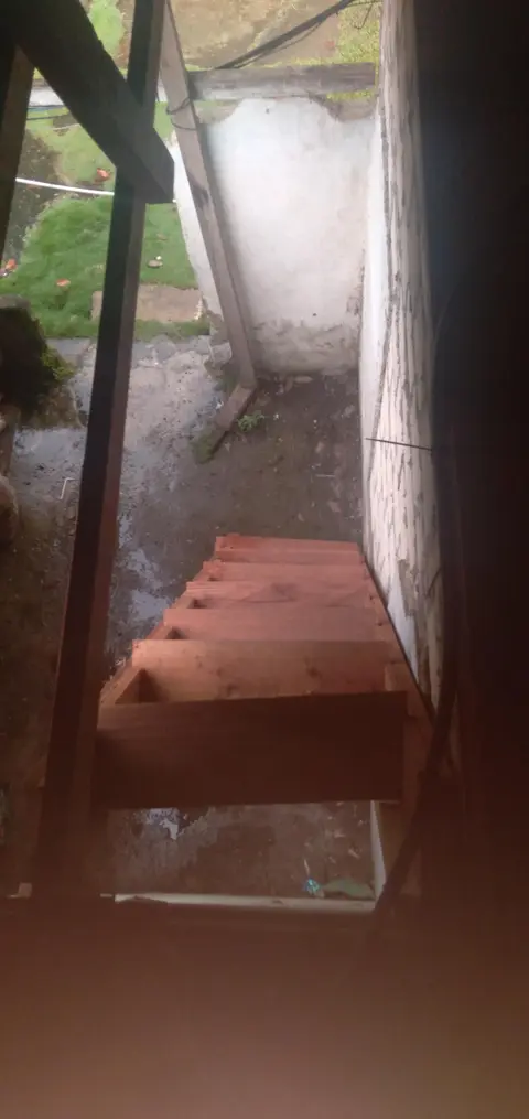 perbaikan tangga naik ke lantai satu