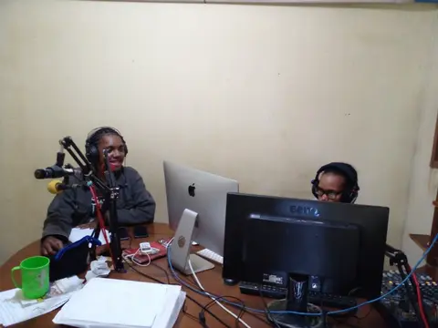 Gloria dan fanny,menyapa pendengar melalui program salam musik sore