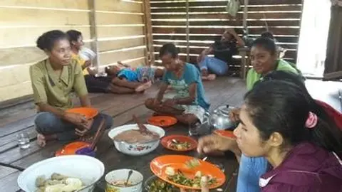 Makan Bersama dengan Sukacita bersama dengan keluarga di kampung Yaro , Saat Makan Bersama Sambil Mendengar Cerita dari keluarga sangat Mengharukan