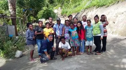 kunjungan Bersama di Kampung Yaro di seputaran Danau Sentani dengan Keluarga Dina dan Ester.