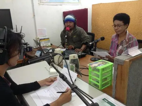 Sherly & Rey. Talkshow Bagaimana Mengelolah Keuangan Dalam Rumah Tangga, Bersama Thea Rumbiak.